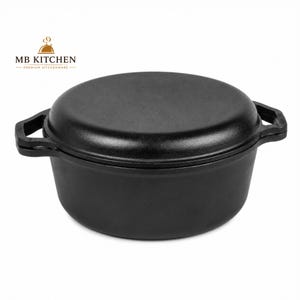 Op de afbeelding: Een zwarte gietijzeren braadpan met bijpassend deksel en twee handgrepen aan de zijkanten. Het logo MB KITCHEN PREMIUM KITCHENWARE staat in de linkerbovenhoek. De pan heeft een gladde, matte afwerking en een rond, diep ontwerp.