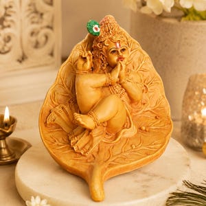 Baby Krishna-idol på blad – Resin-andlig heminredningsstaty