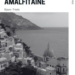 Peut inclure: Une affiche de voyage en noir et blanc de la côte amalfitaine avec le texte ITALIE CÔTE AMALFITAINE, 8 jours - 7 nuits, THE ESCAPE PROD, et De Naples à Amalfi en passant par Capri et Procida, montrant une ville côtière et une église à dôme.