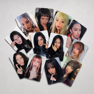 Puede incluir: Una colección de once tarjetas fotográficas rectangulares con retratos de diversas personas con peinados variados, incluyendo flequillos, mechas y cabello oscuro o rubio, posando cada una con los dedos cerca de la cara en disposición circular.