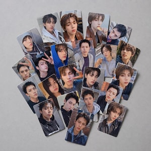 Puede incluir: Una colección de tarjetas fotográficas rectangulares que muestran varios retratos de una persona joven de cabello oscuro. El individuo aparece con diferentes atuendos, incluyendo sudaderas, chaquetas y camisetas sin mangas.