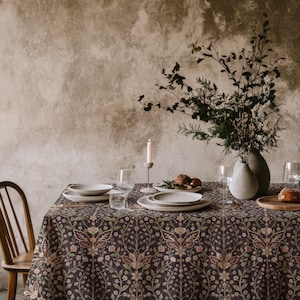 Bruin vintage botanisch tafelkleed | Tafellinnen geïnspireerd op William Morris | Cottagecore eetkamerdecoratie | Bloemen tafelkleed in boerderijstijl