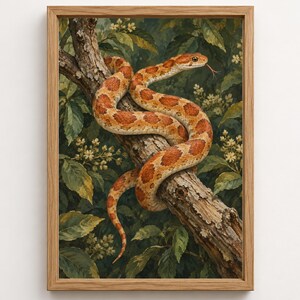 Könnte beinhalten: Ein gerahmter Kunstdruck mit einer detaillierten Illustration einer Kornnatter mit orangefarbenen und braunen gemusterten Schuppen, die sich um einen strukturierten Ast windet, vor einem Hintergrund aus dunkelgrünem Laub mit kleinen weißen Blüten.