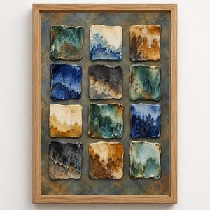Könnte beinhalten: Ein gerahmtes Wandkunstwerk mit zwölf quadratischen Keramikfliesen in einem Raster. Jede Fliese zeigt ein einzigartiges Glasurmuster in Blau-, Grün-, Braun-, Schwarz- und Cremetönen, eingefasst in einen hellen Holzrahmen.