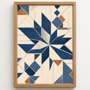 Op de afbeelding: Een ingelijste wandkunstprint met een geometrisch sterpatroon bestaande uit donkerblauwe, lichtblauwe en terracotta driehoeken op een crèmekleurige achtergrond. Het ontwerp bevat dunne zwarte lijnen en gestippelde segmenten.