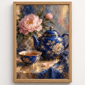 Op de afbeelding: Een ingelijste kunstdruk met een diepblauwe theepot en bijpassend theekopje met gouden bloemmotieven. In het kopje zit een dampende vloeistof. Op de achtergrond staat een vaas met grote roze pioenrozen tegen een textuurrijke goudkleurige en blauwe achtergrond.