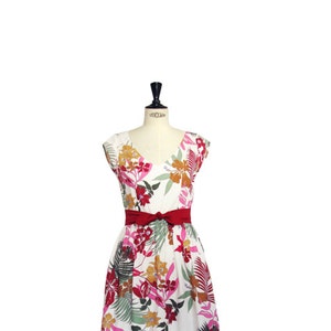 1950s style summer dress, floral print dress, Hawaiian print, V-neckline
