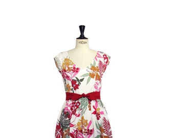 1950s style summer dress, floral print dress, Hawaiian print, V-neckline