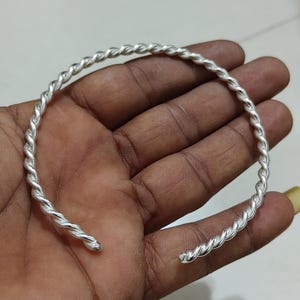 Pulsera tipo brazalete con nudo Cape Cod de plata esterlina, brazalete minimalista de estilo costero.