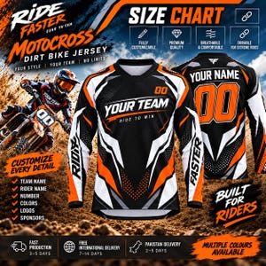 Pode incluir: Uma camisola de motocross de manga comprida preta, branca e laranja com o texto YOUR TEAM e RIDE TO WIN na frente, e o número 00 com YOUR NAME nas costas. A camisola inclui padrões gráficos e a palavra FASTER na manga.