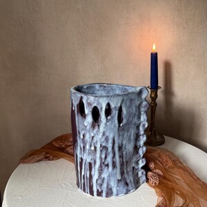 Vaso con fori in gres marrone, smalto lucido a goccia, ceramica artigianale.