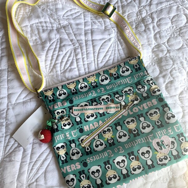 ZUSTAND HINWEIS Vintage Gwen Stefani Harajuku Lovers Panda Doll Print Tasche neu unbenutzt mit Tag 2000s Teal Mintgrün Kawaii Kultur Pastell