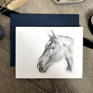 Carte de voeux de cheval. Un seul bloc-notes vierge pour chevaux avec enveloppes bleu marine – Gambit.