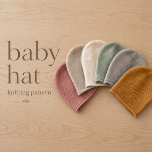 Puede incluir: Una colección de cinco gorros de bebé tejidos en rosa empolvado, beige, verde salvia, gris y amarillo mostaza, dispuestos en abanico. El texto "baby hat knitting pattern" está impreso en marrón en el lado izquierdo de la imagen.