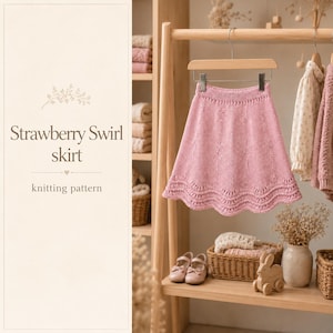 Könnte beinhalten: Ein rosa gestrickter Rock mit gewelltem Saum und vertikalen Strukturmustern, der an einem Holzkleiderbügel hängt. Der Text Strawberry Swirl skirt knitting pattern ist auf der linken Seite des Bildes neben dem Kleidungsstück zu sehen.