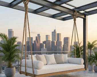 Könnte beinhalten: Ein rechteckiges Hängesofa mit Holzrahmen, dicken weißen Polstern und zwei zylindrischen Nackenrollen. Das Sofa ist an dicken beigen Seilen an einer dunklen Metallpergola auf einem Balkon mit Blick auf eine städtische Skyline befestigt.