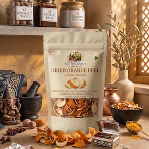 Puede incluir: Una bolsa beige vertical etiquetada KE Herb & Spice Dried Orange Peel (Citrus sinensis) que contiene cáscaras de naranja secas. La bolsa tiene una ventana transparente que muestra el contenido, rodeada de cáscaras, rodajas y especias.