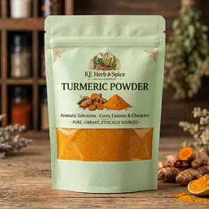 Puede incluir: Una bolsa vertical de color verde claro de cúrcuma en polvo KE Herb & Spice con una ventana transparente que muestra la especia naranja brillante. La etiqueta incluye la marca, el título del producto y el texto Aromatic Selections - Cures, Cuisines & Character.