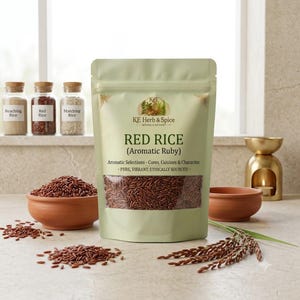 Pode incluir: Uma bolsa vertical verde-clara de arroz vermelho KE Herb & Spice (Aromatic Ruby) com uma janela transparente mostrando grãos de arroz vermelho. O rótulo diz Aromatic Selections - Cures, Cuisines & Character. Pure, Vibrant, Ethically Sourced.