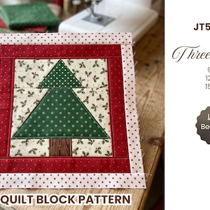 Könnte beinhalten: Ein Quiltblock-Muster mit der Bezeichnung JT5036 und einem Weihnachtsbaum-Motiv. Der Block zeigt einen grünen Baum mit weißen Schneeflocken auf cremefarbenem Grund mit Stechpalmenblättern, umrahmt von roten Rändern mit Sternenmuster. Text: drei Größen 9,5, 12,5, 15,5 Zoll, Anfänger-Level.