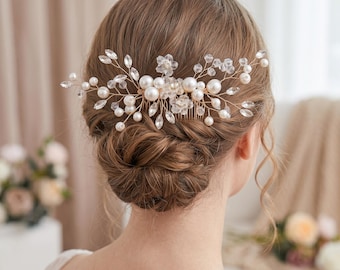 Pente de cabelo de noiva com pérolas e cristais, acessório floral para casamento, joia elegante em tom prateado.