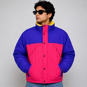 Puede incluir: Una chaqueta acolchada de bloques de color con una sección superior morada vibrante y una sección inferior rosa brillante. La chaqueta tiene un cuello alto con forro interior amarillo, una tapeta frontal con botones a presión negros.