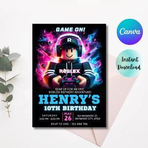 Könnte beinhalten: Eine rechteckige Geburtstagseinladungskarte mit einer Roblox-Figur, die Kopfhörer trägt und einen Controller vor einem Hintergrund aus rosa und blauem Rauch hält. Der Text enthält GAME ON!, ROBLOX, HENRY'S 10TH BIRTHDAY, MAY 26 und Veranstaltungsdetails.