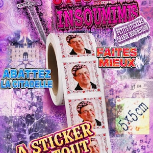 Peut inclure: Un rouleau d'autocollants carrés présentant le portrait d'un homme portant une couronne de cœurs, avec les textes STICKERS INSOUMIMIS, PETITS STICKERS GRANDE INSOUMISSION, FAITES MIEUX, ABATTEZ LA CITADELLE, A STICKER PARTOUT et la mesure 5x5 cm.
