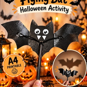 Może przedstawiać: Czarny papierowy nietoperz z białymi oczami i kłami przymocowany do czarnego patyczka. Tekst głosi Flying Bat Halloween Activity oraz A4 Printable. Okrągły wstawka pokazuje nietoperza rzucającego cień na powierzchnię w tle.