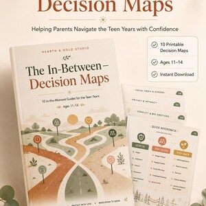 Op de afbeelding: Een set printbare beslissingskaarten getiteld The In-Between - Decision Maps van Hearth & Hold Studio. De omslag toont een illustratie van een kronkelende weg met iconen voor 11-14 jarigen. Bevat 10 gidsen voor ouders om tieners te begeleiden.