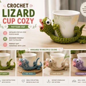 Può includere: Un modello PDF all'uncinetto per un copritazza a forma di lucertola verde che avvolge una tazza bianca. Il design presenta grandi occhi, una bocca aperta con una lingua rosa e quattro arti. Ulteriori opzioni di colore includono blu ottanio, beige sabbia e viola lavanda.