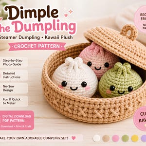 Può includere: Uno schema per uncinetto intitolato Dimple the Dumpling che mostra un cestino intrecciato beige con coperchio contenente tre piccoli peluche a forma di raviolo nei colori bianco, rosa e verde. Ogni raviolo ha occhi neri, sorriso e guance rosa.