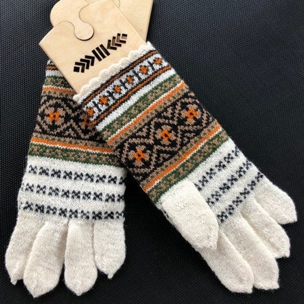 Mitaines blanches, une paire de superbes gants lettons, cadeau tricoté à la main