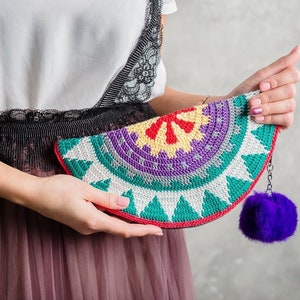 Colorido clutch de luna de ganchillo a mano, bolso Mandala, bolso de hilo de desecho, bolso con forro, bolsa con cremallera