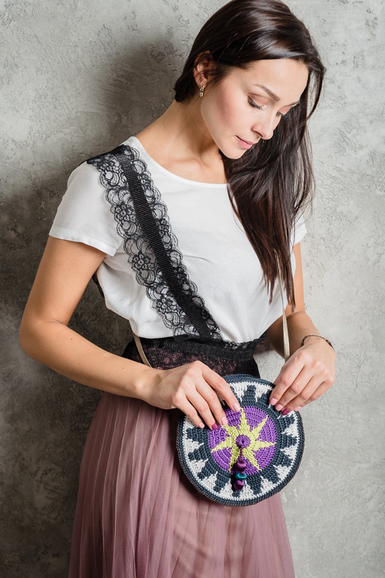 Crochet shoulder Mandala bag, small round purse, tapestry crochet wayuu Mochila style image 2