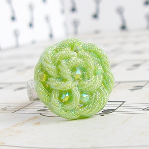 Jeweled Knot - verstellbarer Vintage Glasknopfring, Statement Ring, Cocktailring, up-cycled Schmuck, wiederverwendeter Schmuck