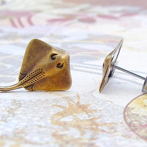 Stingray antique brass finish post earrings, titanium post earrings, manta rays, ocean jewelry, vacation earrings, summer jewelry P101 image 2