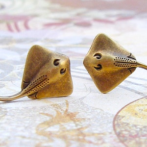 Stingray antique brass finish post earrings, titanium post earrings, manta rays, ocean jewelry, vacation earrings, summer jewelry P101 image 3