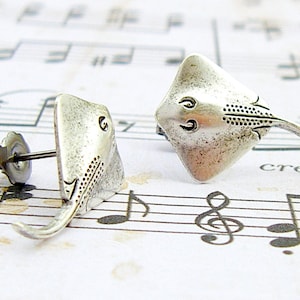 Stingray antique silver plated hypoallergenic titanium post earrings, manta rays, ocean jewelry, vacation earrings, summer jewelry P100 image 4