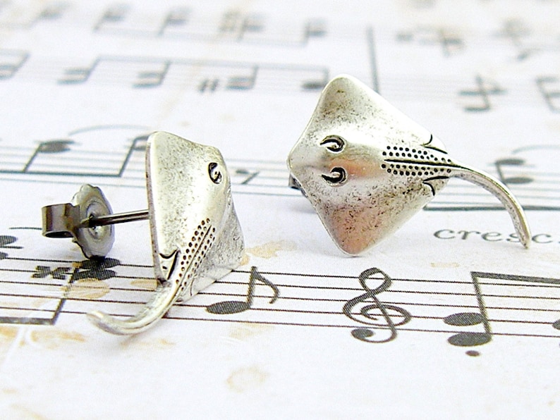 Stingray antique silver plated hypoallergenic titanium post earrings, manta rays, ocean jewelry, vacation earrings, summer jewelry P100 image 4