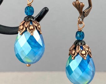 Talie in Aqua Blue Swirl - vintage viktorianischen Stil antike Kupfer Träne Tropfen Ohrringe, Aurora Borealis, facettierte Glasohrringe