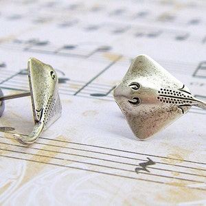 Stingray antique silver plated hypoallergenic titanium post earrings, manta rays, ocean jewelry, vacation earrings, summer jewelry P100 image 2