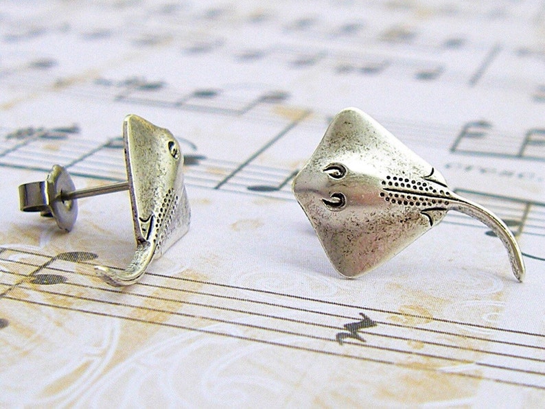 Stingray antique silver plated hypoallergenic titanium post earrings, manta rays, ocean jewelry, vacation earrings, summer jewelry P100 image 2