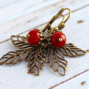 Pendientes filigrana de hoja y esponja de bellota de coral - pendientes de latón antiguos de estilo vintage