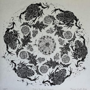 Pu&ograve; includere: Una stampa circolare in linoleografia in bianco e nero intitolata Toad + Dandelion Mandala. L'opera presenta un motivo ripetitivo di quattro rospi e fiori di tarassaco disposti in un design radiale. Il testo OEV 5 e Thomas Gnett 2026 &egrave; visibile.