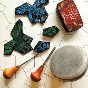 Ice Cream Thieves | hand made A4 linocut print showing seagulls stealing ice creams imagen 4