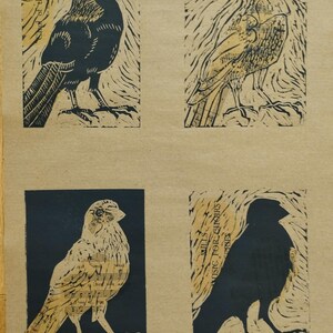 K&ouml;nnte beinhalten: Ein Druck auf beigefarbenem Papier mit vier verschiedenen Vogelillustrationen in schwarzer Tinte. Jeder Vogel ist vor einem strukturierten Hintergrund platziert, wobei einige Bereiche Notenblatt-Text wie Carol of the Drum und Music for Choirs enthalten.