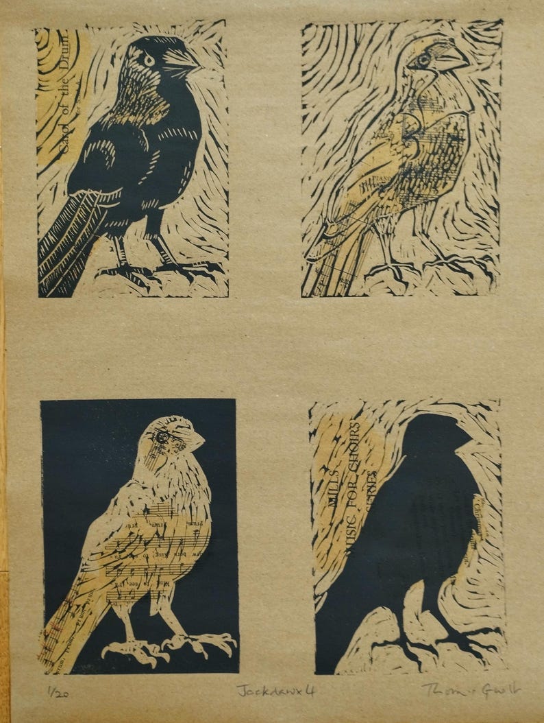 K&ouml;nnte beinhalten: Ein Druck auf beigefarbenem Papier mit vier verschiedenen Vogelillustrationen in schwarzer Tinte. Jeder Vogel ist vor einem strukturierten Hintergrund platziert, wobei einige Bereiche Notenblatt-Text wie Carol of the Drum und Music for Choirs enthalten.