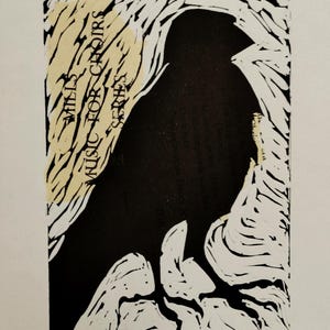 K&ouml;nnte beinhalten: Ein schwarz-wei&szlig;er Linolschnitt mit der dunklen Silhouette eines Vogels, umgeben von abstrakten, wei&szlig; geschnitzten Mustern. Ein hellgelber Bereich auf der linken Seite enth&auml;lt den Text MILLS MUSIC FOR CHOIRS SERIES. Die Signatur Thons Gull steht unten.