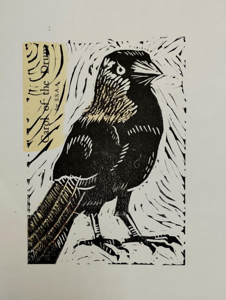K&ouml;nnte beinhalten: Ein schwarz-wei&szlig;er Linolschnitt eines nach rechts blickenden Vogels mit strukturierten Tintenstrichen und einem cremefarbenen Papierstreifen auf der linken Seite, der den Text "Carol of the Drum" und "for S.S.A.A." in schwarzer Serifenschrift tr&auml;gt.